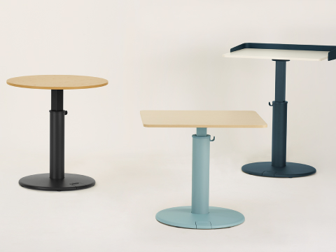 Tres mesas Sit-to-Stand OE1 en varios colores y formas de superficie.