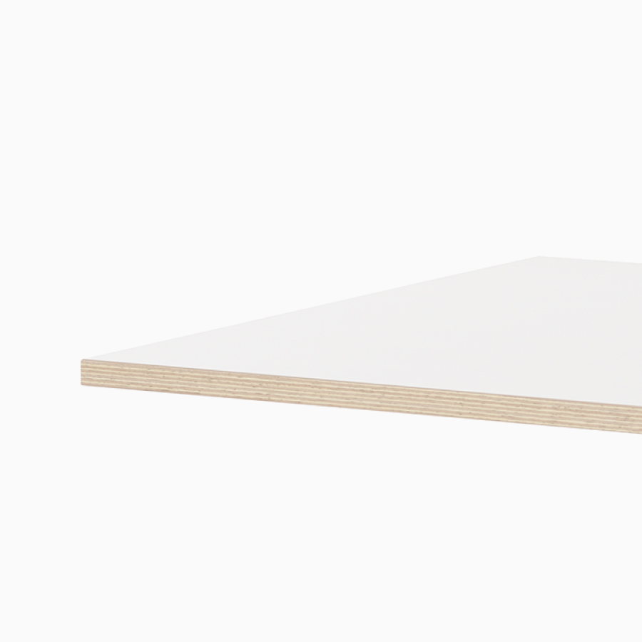 Mesa Sit-to-Stand OE1 con base blanca y superficie rectangular blanca, vista desde un ángulo frontal.