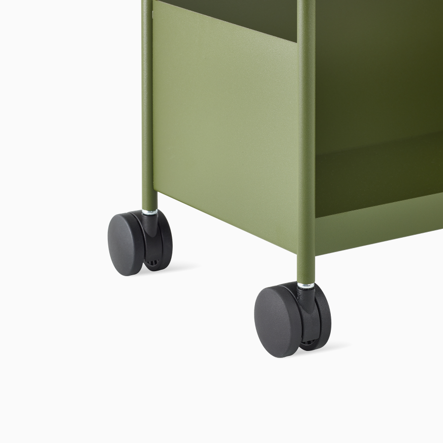 Imagen en primer plano de un Carrito de almacenamiento OE1 individual en verde con ruedas giratorias, visto desde un ángulo de frente.