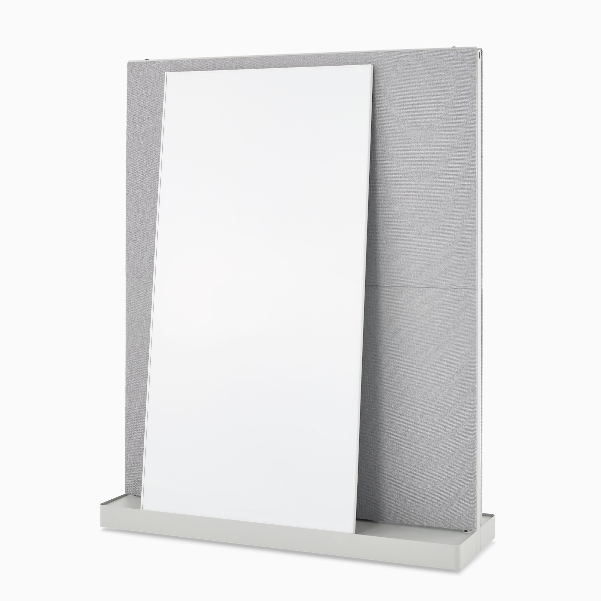 Uma Agile Wall OE1 cinza totalmente coberta por um quadro branco, vista em ângulo.