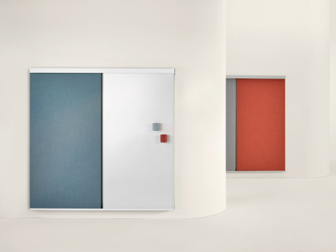 Dois Trilhos de parede OE1 com painéis de projetos em tecido azul, cinza e vermelho e um quadro branco.