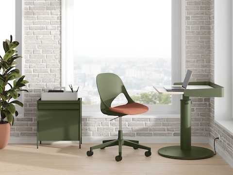 Oficina luminosa con carrito de almacenamiento OE1 verde, silla Zeph verde y mesa Sit-to-Stand OE1.