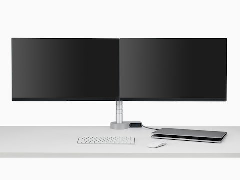 Vorderansicht von zwei Bildschirmen, die an einem Wishbone Monitorarm mit integriertem Ondo Konnektivitätsmodul auf einem Schreibtisch befestigt sind.