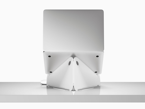 Vista posterior de una portátil abierta y elevada a un nivel ergonómico sobre un soporte para computadora portátil Oripura.