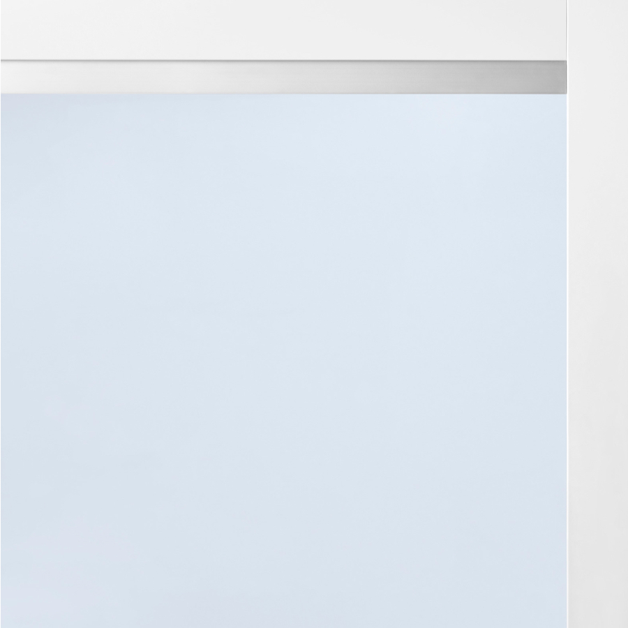 Una imagen en primer plano del riel para vidrio con vidrio instalado sobre estructura blanca de Overlay.