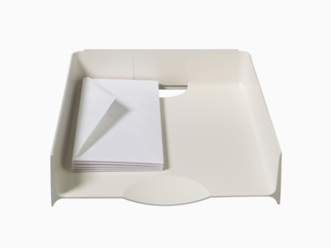 Una bandeja de papel de color masilla que contiene una pequeña pila de sobres. Una bandeja de papel de color masilla que contiene una pequeña pila de sobres.