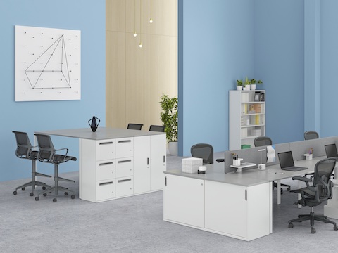 Área de trabalho aberta e colaborativa, com o suporte de um armário Paragraph, mesas Layout Studio, cadeiras Aeron e banquetas Setu.
