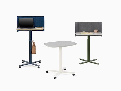 Trois grandes tables de travail Passport présentées avec divers supports et accessoires dans différentes hauteurs et finitions. Trois grandes tables de travail Passport présentées avec divers supports et accessoires dans différentes hauteurs et finitions.