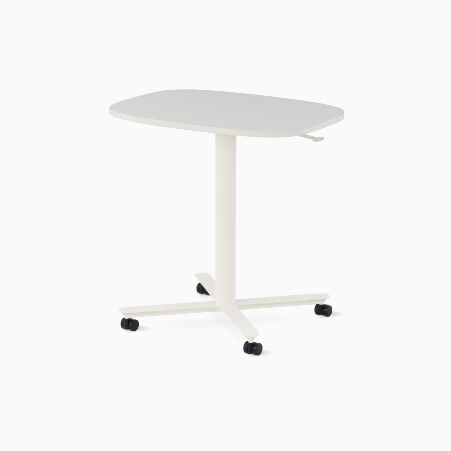 Una amplia mesa de trabajo Passport con ruedas orientables, superficie blanca y base vista desde un ángulo.