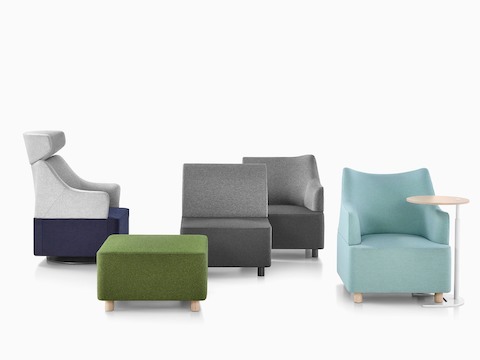 Una colección de elementos de sillería Plex, que incluye componentes modulares en gris, sillas de club en azul y un descansapies en verde.