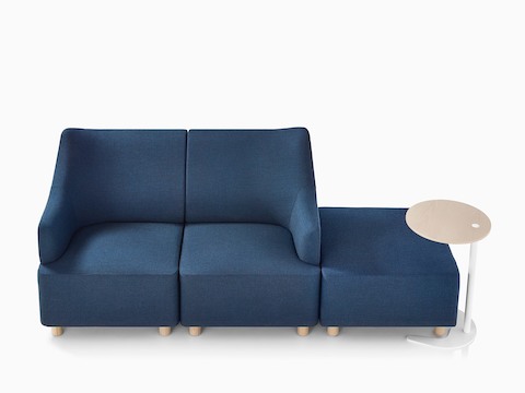 Vista superior de um assento Plex que inclui um sofá Loveseat adjacente a uma otomana azul e mesa de trabalho.