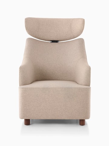 Cadeira Club Plex em marrom claro com apoio para cabeça, vista de frente.