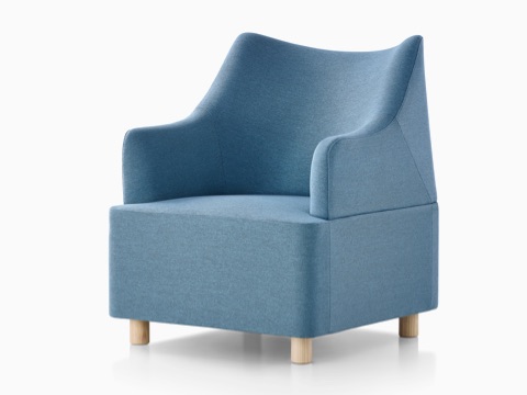 Cadeira Club Plex azul claro, vista em um ângulo de 45 graus.