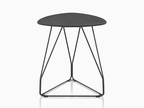 Una mesa auxiliar Polygon Wire negra con una tapa triangular redondeada.