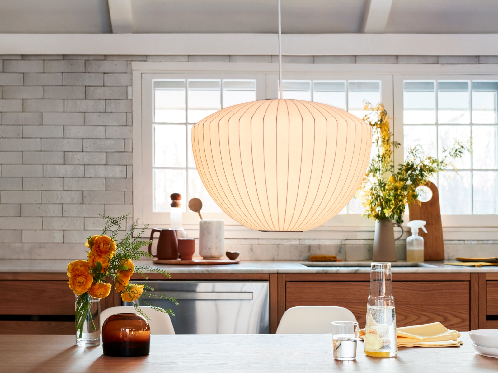 Una lámpara colgante Nelson Apple Bubble en un ambiente de cocina.