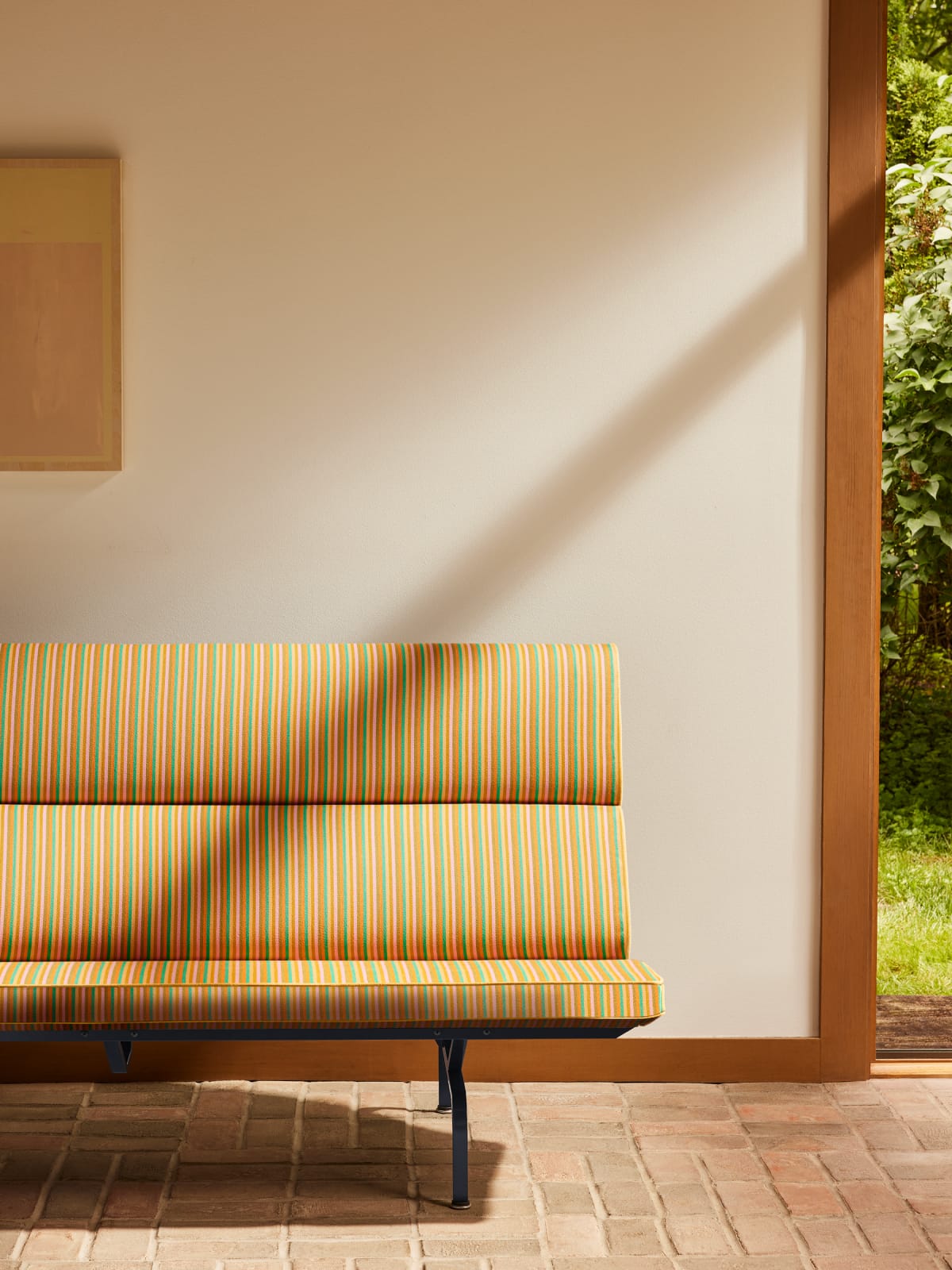 Herman Miller x HAY Eames 紧凑型沙发，采用橙色 Jacob's Coat 织物。