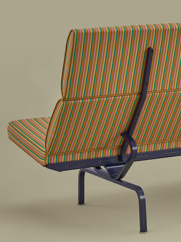Herman Miller x HAY Eames 紧凑型沙发，采用 Jacob's Coat 织物。
