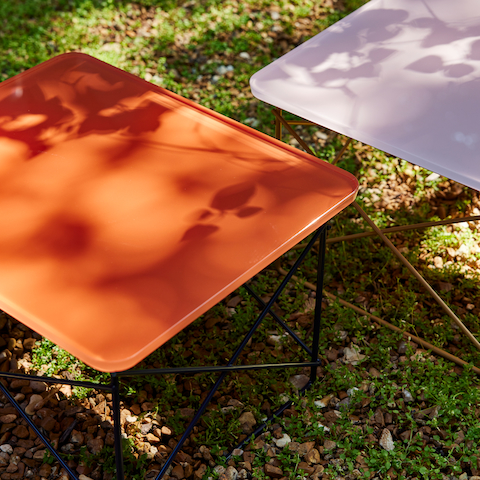 ハーマンミラー×HAYのイームズワイヤーベースローテーブル。色はパウダーピンクとアイアンレッド。