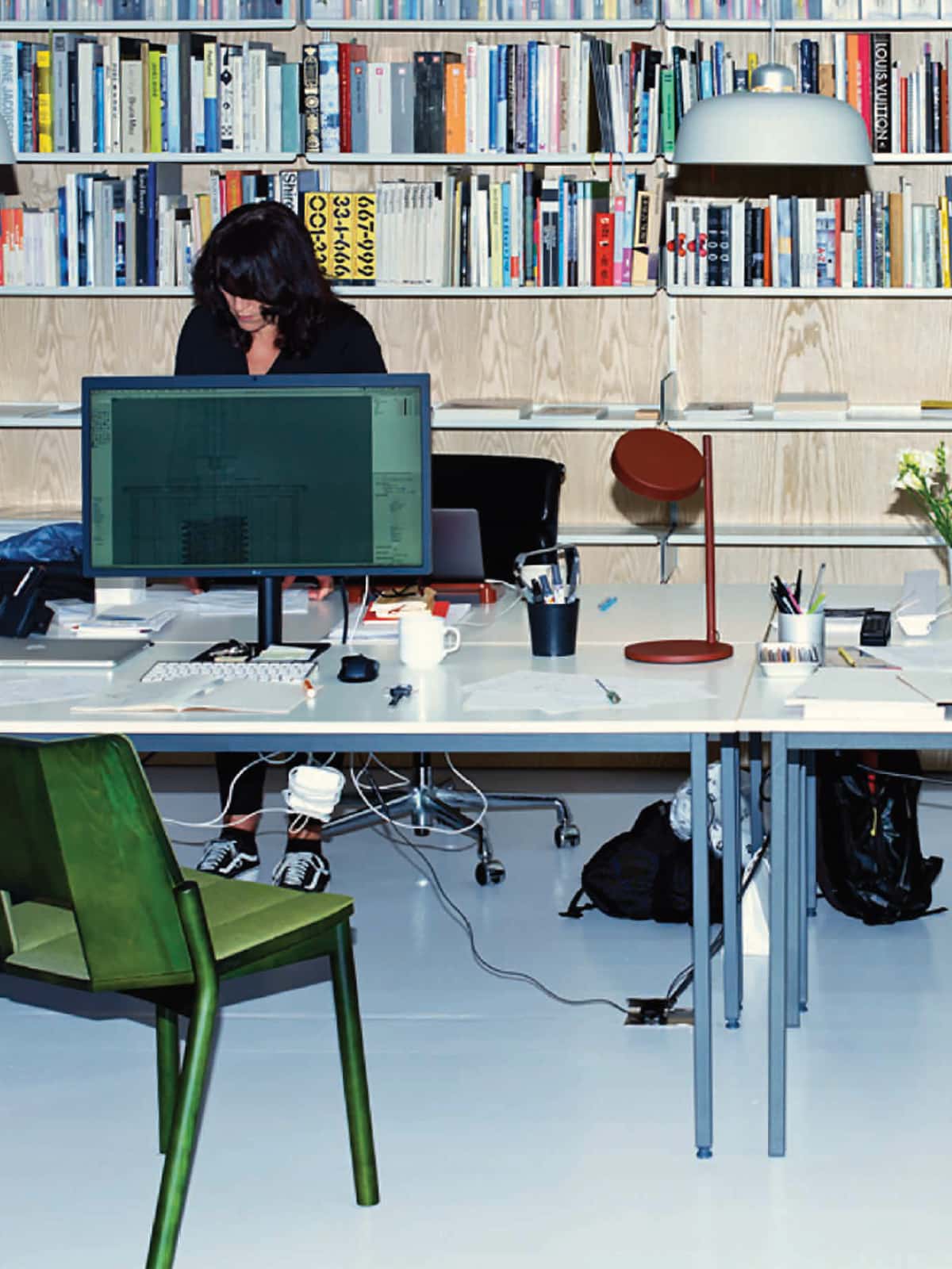 El diseñador Kim Colin en la oficina de Londres de Industrial Facility.