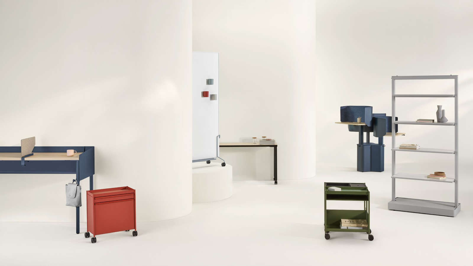 Una colección de productos de la Colección espacio de trabajo OE1 que incluye la Mesa comunitaria OE1, Carritos de almacenamiento OE1, la Pared Móvil OE1, el Atril móvil OE1, Micro Pack OE1 y la mesa rectangular OE1 en diferentes colores.