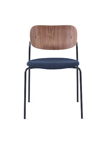 Portrait座椅：搭配胡桃木靠背、软垫椅座、黑色框架，无扶手。
