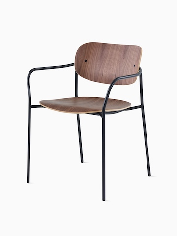 Cadeira Portrait, com assento e encosto em nogueira e estrutura preta com braços.