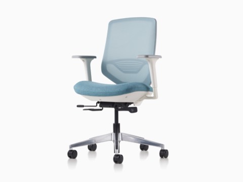 白色框架搭配蓝色织物座椅和轮脚底座的POSH Express 2座椅，特色为配置腰部支撑的网眼靠背。