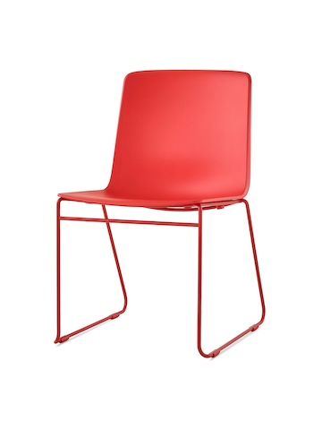 Una silla apilable Pronta en rojo atómico con carcasa y base sumergidas en color.
