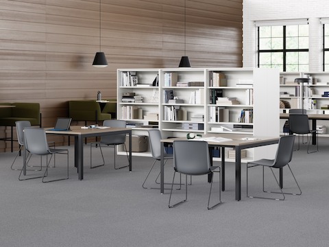 Sièges empilables Pronta gris dans un espace bibliothèque également équipé de tables Layout Studio et d'une banquette Hue de Naughtone.