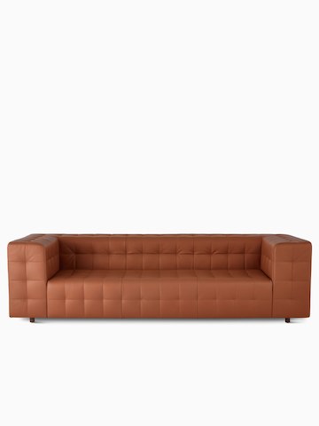 Un sofá de tres cuerpos Rapport tapizado en cuero.
