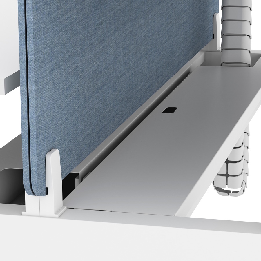 Vista ravvicinata di un vassoio per raccolta cavi chiuso su una scrivania Ratio bianca con schermo divisorio blu senza telaio.