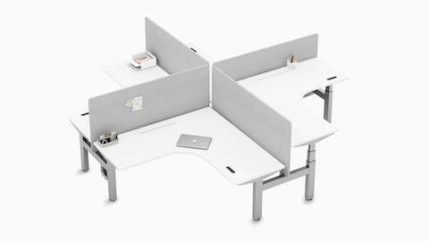 一张90度、四人型的高度可调式办公桌组合，配有灰色织物屏风和白色桌面。