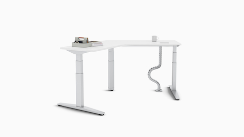 一张120度Ratio高度可调式办公桌，配有矩形桌腿。