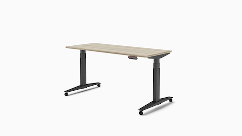 单张Ratio高度可调式办公桌，配有橡木桌面和石墨黑下层结构。