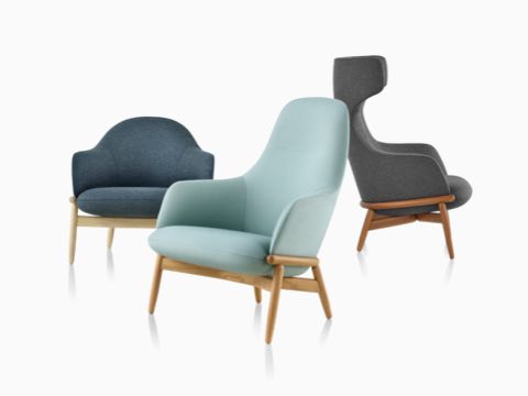 Un grupo de tres sillas lounge Reframe, en variaciones de respaldo medio, alto y con laterales altos.