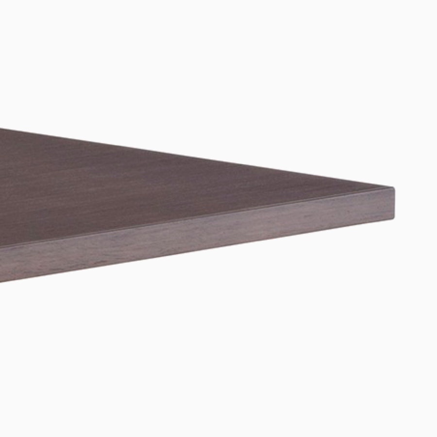 Vista de perto da borda quadrada da superfície de trabalho em madeira escura do sistema de mesas com regulagem de altura Renew Link.