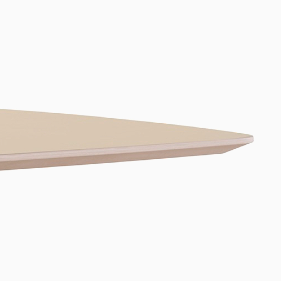 Primer plano de una arista delgada de una superficie de trabajo en madera clara del sistema de escritorios elevados Renew Link.