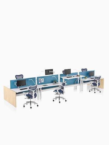 Sistema de mesas com regulagem de altura Renew Link com painéis divisores em tecido azul e cadeiras de escritório Mirra 2 azuis. Duas das oito mesas de trabalho estão levantadas até a altura de trabalhar em pé.