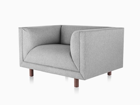 灰色Rolled Arm沙发组合俱乐部椅子，从正面观看。