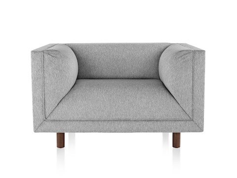 Rolled Arm Poltroncina per divano Sofa Group con rivestimento grigio chiaro con gambe in legno scuro e vista frontale.