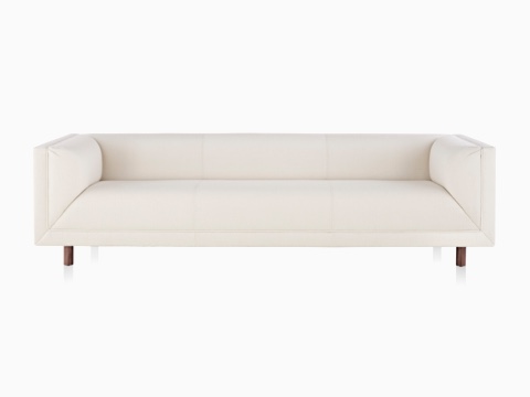 白色Rolled Arm沙发与木腿，从前面看。