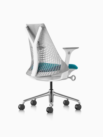 一个白色的Sayl办公室椅子的四分之三后视图与一个后悬挂和蓝色软垫座椅。