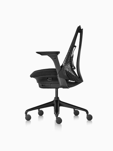 Vista de perfil de una silla de oficina Sayl negra.