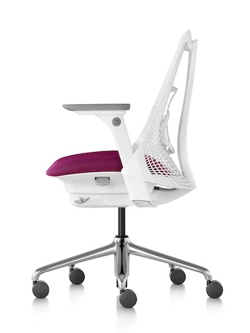 Vista de perfil de la silla de oficina Sayl blanca, mostrando suspensión hacia atrás con soporte PostureFit y asiento tapizado en color magenta.