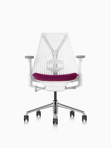 Een witte Sayl-bureaustoel met een magenta gestoffeerde zitting.
