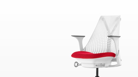 白色Sayl办公椅，从45度角观看，带有后悬和红色软垫座椅。
