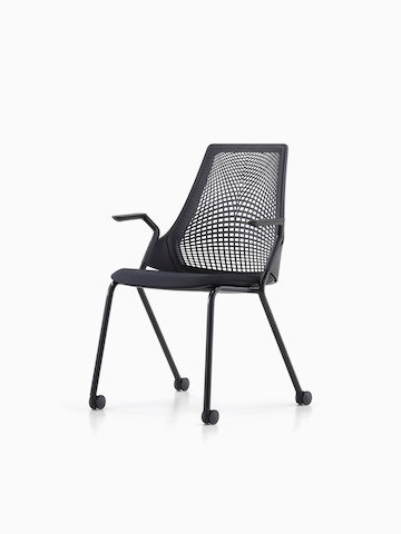 Schwarzer Sayl Side Chair mit gefederter Rückenlehne und Rollen, aus einem 45-Grad-Winkel betrachtet.