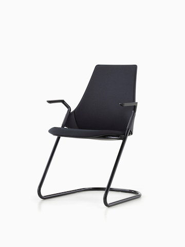 Zwarte Sayl-zijstoel. Selecteer om naar de productpagina Sayl-zijstoelen te gaan.
