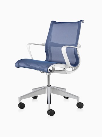 Blauwe Setu-bureaustoel, bekeken vanuit een hoek van 45 graden.
