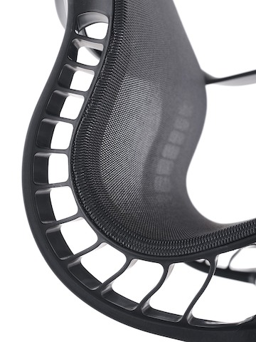 Close-up van Kinematic Spine-rugsteun op een zwarte Setu-bureaustoel.